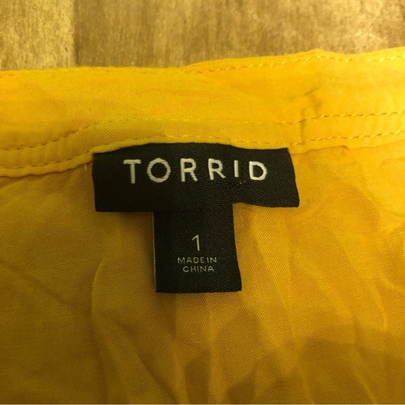 Torrid 1/2 Button Gold Yellow Rayon Roll Tab Sleeve Lightweight Shirt Size 1 - Picture 4 of 8